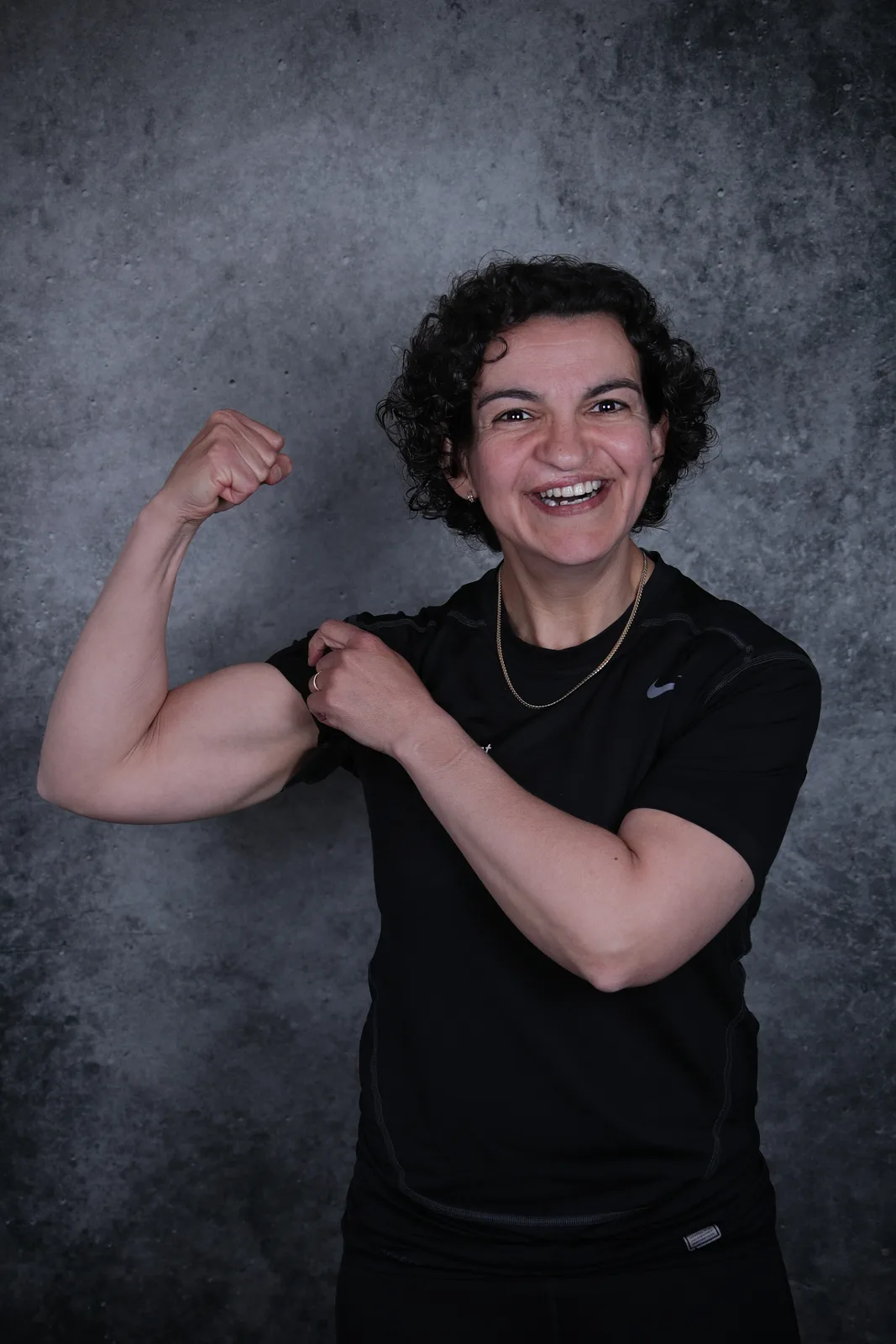 Miriam Geerdes-Gazzah, oprichter van Mpowher, lachend met aangespannen biceps