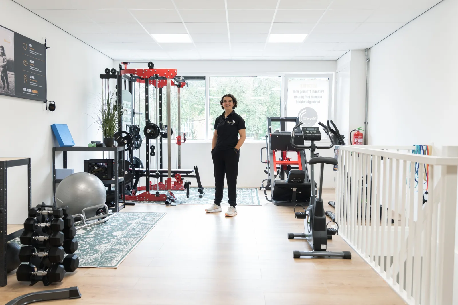 Miriam Geerdes-Gazzah relaxt met handen in zakken staat in de huiskamer Gym | overzichtsfoto van de ruimte