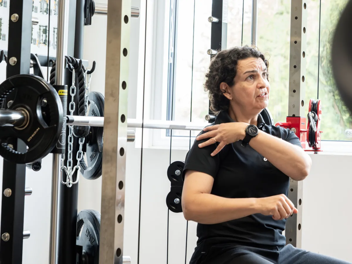 Miriam Geerdes-Gazzah legt een beweging uit aan een klant in de Mpowher Huiskamer Gym